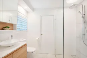 Sunny 2 bedroom 1 bathroom,  north facing balcony free use bikes & kayaks & wifi - Image 3