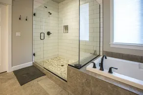 Nouvelle maison luxueuse de 5 chambres avec bain à remous privé - Image 4