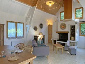 Chalet en bois cosy en forêt, idéal pour couple - Image 3