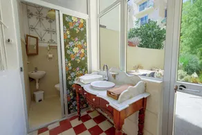 Classic 1BR Seafront Townhouse & Garden - Image 2