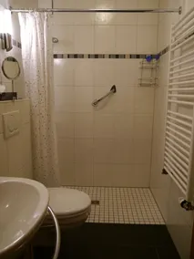 Comfortable Holiday Apartment with Private Entrance, Patio & Bike Garage - Image 3