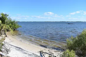 Adorable single family home 2/1, Sleeps 6, Pet Friendly, Minutes from the Beach - Image 4