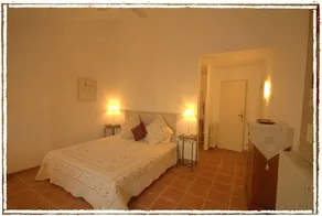 Charming Hilltop Accommodation With Outstanding Views - Image 4