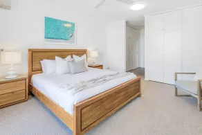 Luxury Beachside Apartment - Image 5