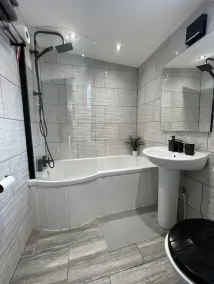 Newly refurbished 3 bedroom/ 2 bathroom house - Image 5