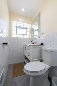 MDRN Kid-Friendly Apt|Charming|Private|Sunny|Fast Wi-Fi| Parking - Image 2