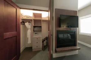 Solara Resort Canmore/ Main Floor Pet-Friendly Corner Suite - Image 5