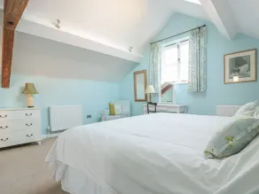 THE HAYLOFT, romantic, with a garden in Bishop's Frome - Image 5