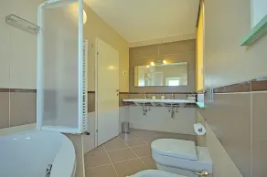 Traumhafte Villa umgeben von herrlicher grüner Vegetation und mediterranen Pflanzen - Image 3