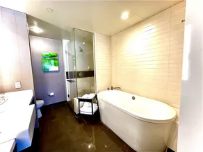 Vdara Resort -Junior Luxury Suite on the Strip - Free Parking & No Resort Fees - Image 3