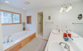 On the Meadows golf course, amazing views, pet friendly, private hot tub, 10 Sharc passes for 2026, AC, great location to the Village at Sunriver - Image 3