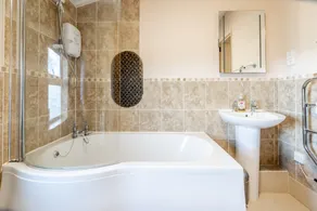 Maison mitoyenne victorienne récemment rénovée avec trois chambres et une vue imprenable sur les marais et la mer. Il surplombe les marais salants avec un accès direct au sentier côtier depuis le jardin. Il est joliment meublé à un niveau élevé, avec s... - Image 3