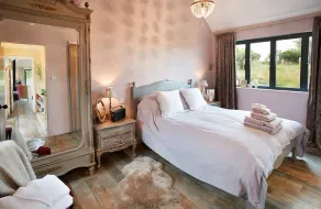 Luxurious romantic retreat for two, one bedroom with en-suite bathroom - enquire now! - Image 4