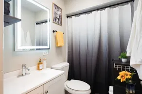 Sunflower Apt 10 Min from Downtown Chicago - Sleeps up to 6 - Image 2