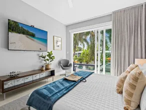 Välkommen till Avenue One, en rymlig och modern vattenvägspool hemma! Nyligen listad! - Image 5