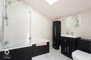 Stunning town centre ground floor garden apartment - Image 3