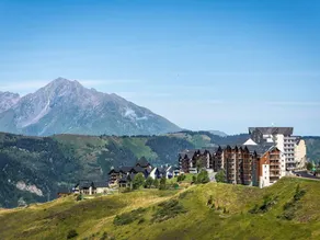 Charming Ski-in/Ski-out Apt with Balcony, Sleeps 6, Access to Spassio Spa, Close to Amenities - Image 3