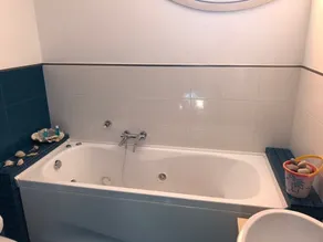 Un apartamento de 2 dormitorios recientemente renovado y elegante con una vista increíble al mar - Image 2