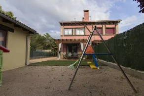Casa para desfrutar com a família e amigos a apenas 8 minutos do centro de Segovia. - Image 2