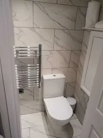 It a one bedroom studio apartment with a free parking and close to train station - Image 2