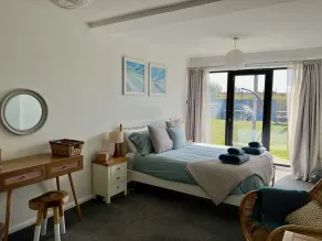 Bright and airy Sussex coastal house with direct beach access and hot tub - Image 4