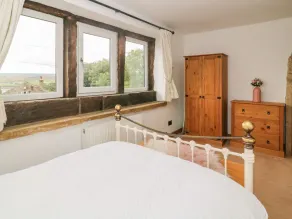 PICKLES HILL COTTAGE, pet friendly, with hot tub in Oakworth - Image 5