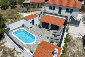 Kinderfreundliches Ferienhaus mit Grill, privatem Pool und Garten | Bergblick - Image 4