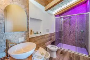 Newly refurbished two bedroom apartment for up to 6 guests near Sorrento - Image 2