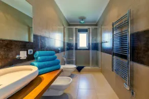 Cliff top havudsigt, infinity pool, jacuzzi en lille fred i paradis. - Image 5