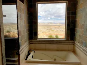 Luxury Near Lake Powell & Antelope Canyon: Hot Tub, Views & EV Charger - Image 2