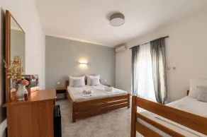 101 room with sea view, balcony & hot tub access - Image 5