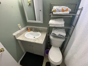 SPACIOUS HOME NEAR DOWNTOWN & BEACHES! PETS OKAY, SLEEPS 8 + - Image 4