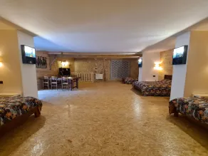 Gîte avec Réception, Dortoir, Terrasse et Pétanque - Tout Inclus! - Image 4