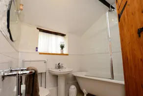 Unique & Characterful 16th Century Cottage w/own driveway 2 Min Walk to Village! - Image 3