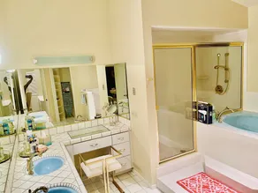 INDOOR SWIMMING POOL AND VERY SPACIOUS AND LUXURY - Image 3