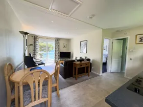 Cosy Apartment with Private Balcony & Fantastic Sea Views - Image 4
