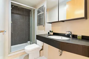 Duplex lumineux, composé de deux appartements reliés (deux chambres + studio) pouvant accueillir 5 personnes. - Image 3