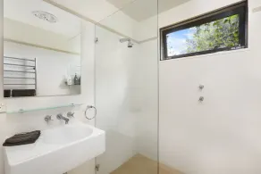Donegal - Contemporary country home with pool. 4pm check-out Sunday’s - Image 2