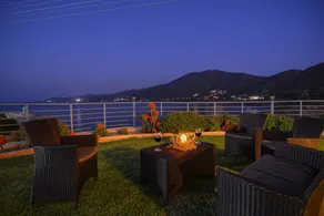 Villa neuve avec piscine privée et vue panoramique sur les montagnes et la mer - Image 3