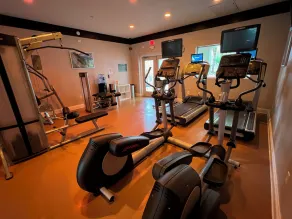 Premium-Universal Studios King Bed Resort Suite, Free Parking,Full Kitchen, Pool - Image 3