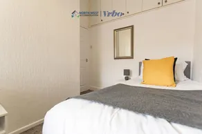 Spacious 2 Bedroom Manchester Home | Ideal for Contractors & Families - Image 5