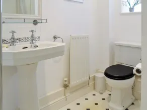 2 bedroom accommodation in Harrogate - Image 3