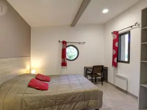 Chalet en bord d'étang avec terrasse, animaux acceptés - Image 3
