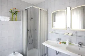 Single room with shower and WC - Image 2