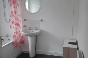 Homely 4-bed House in Manchester - Image 2
