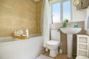 Cosy House- Sleeps 7 Centrally Located Free Parking, Fast WIFI Smart Tv with Sky and Netflix Business Travellers Relocators Leisure Welcome - Image 3