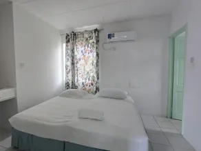 Classic One-Bedroom Apartment W King bed - Image 2