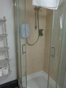 2 Bedrooms sleeps 4 free Wifi parking outdoor Area - Image 3