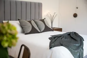 Uralla House - Urban Bush Retreat, centrally located with 2 Master Bedrooms - Image 5