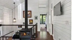The Hearthwood by Avantstay Cozy Cabin + Bunks Screened Porch + Firepit Table + Grill Mins to Waterfalls + Brevard - Image 2